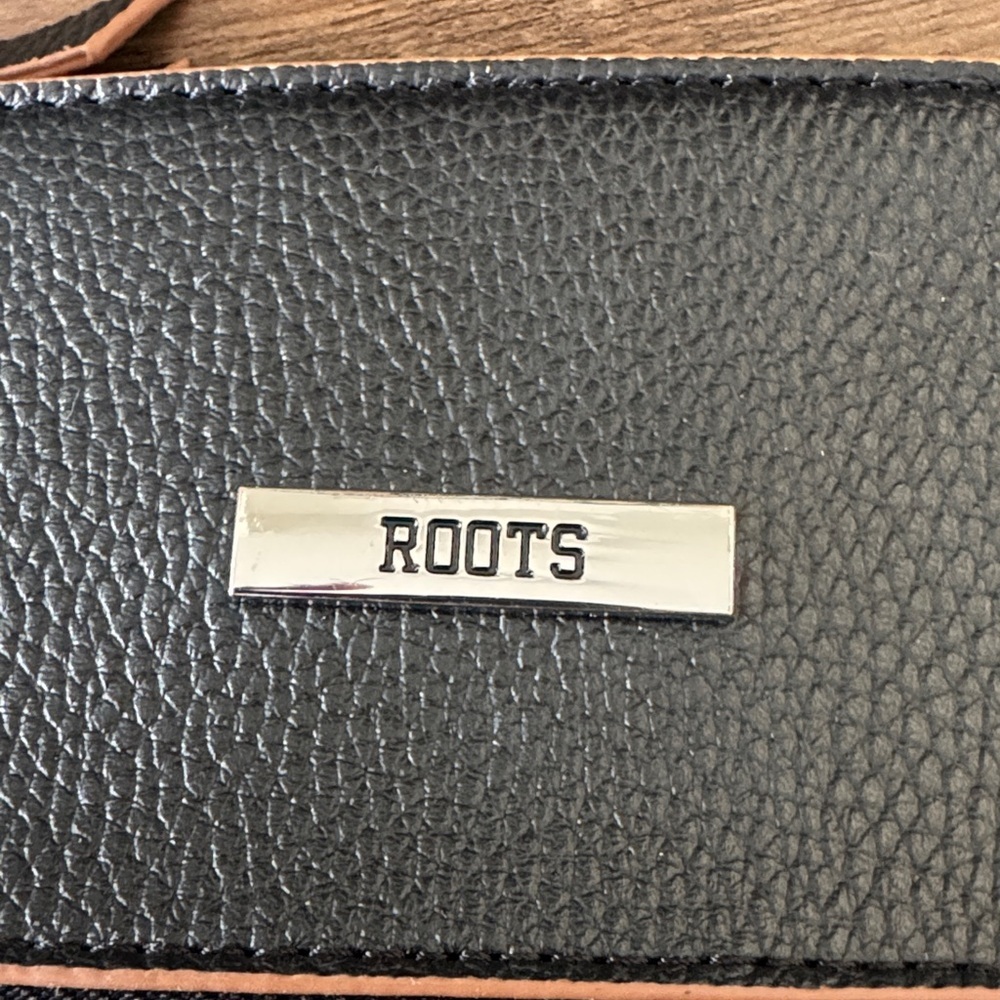 ROOTS NWOT Black and Tan Crossbody Bag - Picture 3 of 12